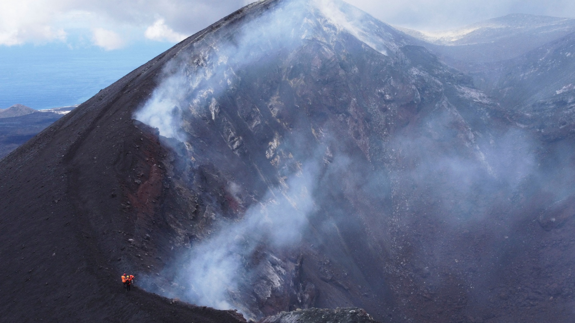 В кратере вулкана на острове Пальма измеряют температуру