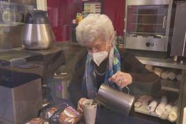 100-летняя британка по-прежнему работает и вдохновляет других
