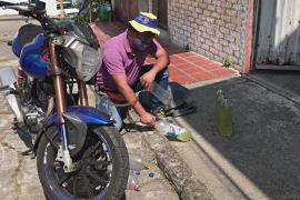 Венесуэльцы скупают бензин в Колумбии, чтобы заработать