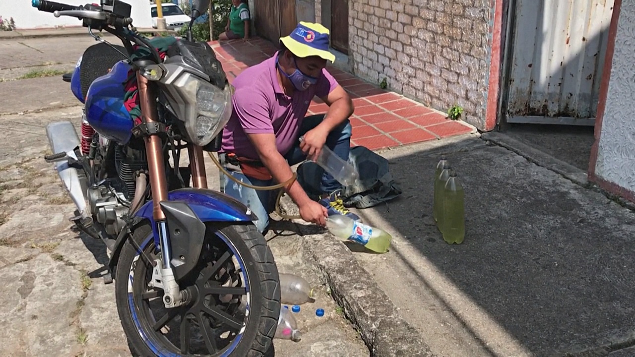 Венесуэльцы скупают бензин в Колумбии, чтобы заработать