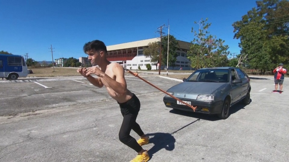 Кубинский рекордсмен давит лопатками банки и перетягивает авто