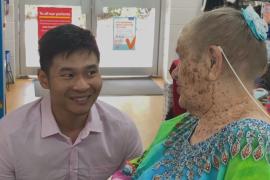 В Австралии аптекарь помогает скрасить дни пожилым людям