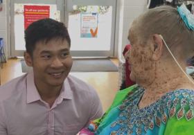 В Австралии аптекарь помогает скрасить дни пожилым людям