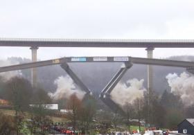 Впечатляющее зрелище: в Германии взорвали мост высотой 70 метров