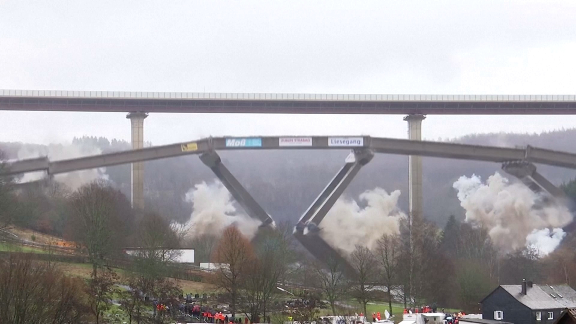 Впечатляющее зрелище: в Германии взорвали мост высотой 70 метров