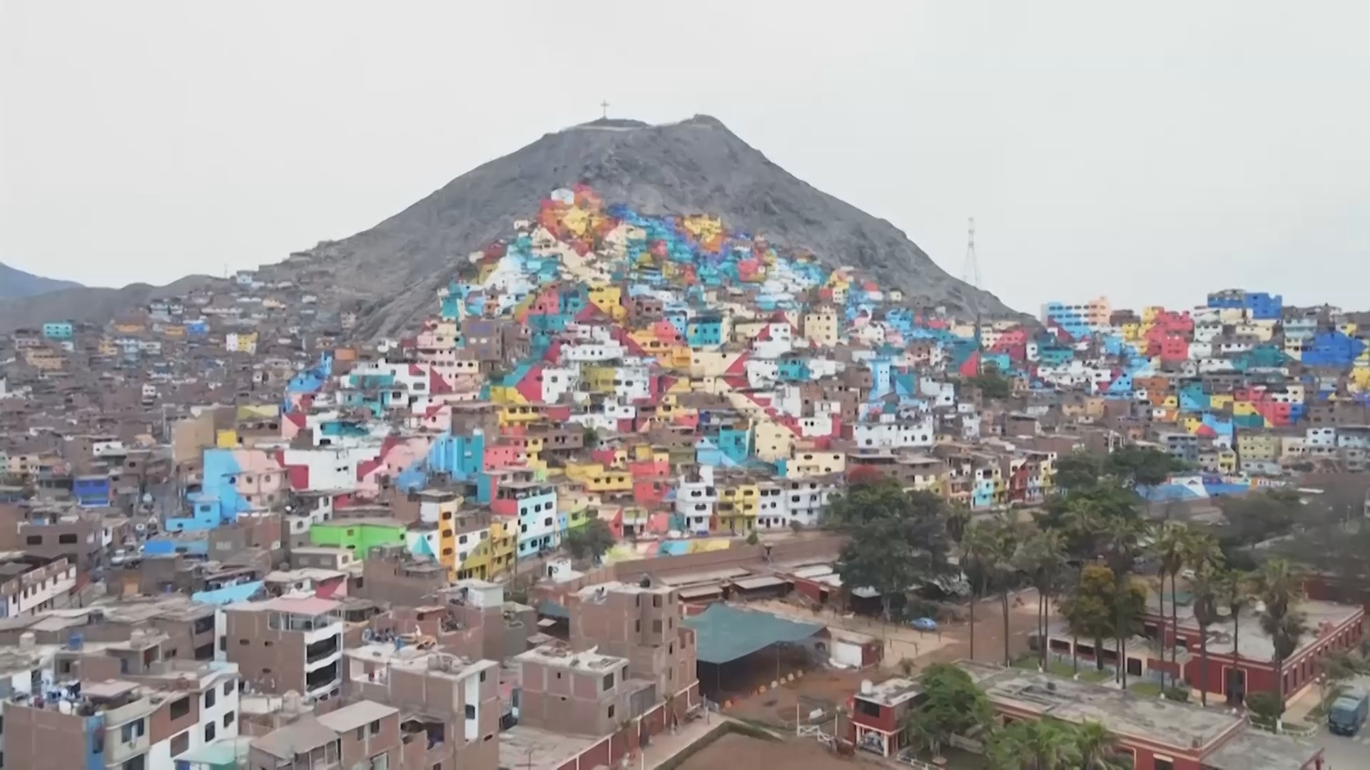 На сером холме в Лиме нарисовали гигантскую картину