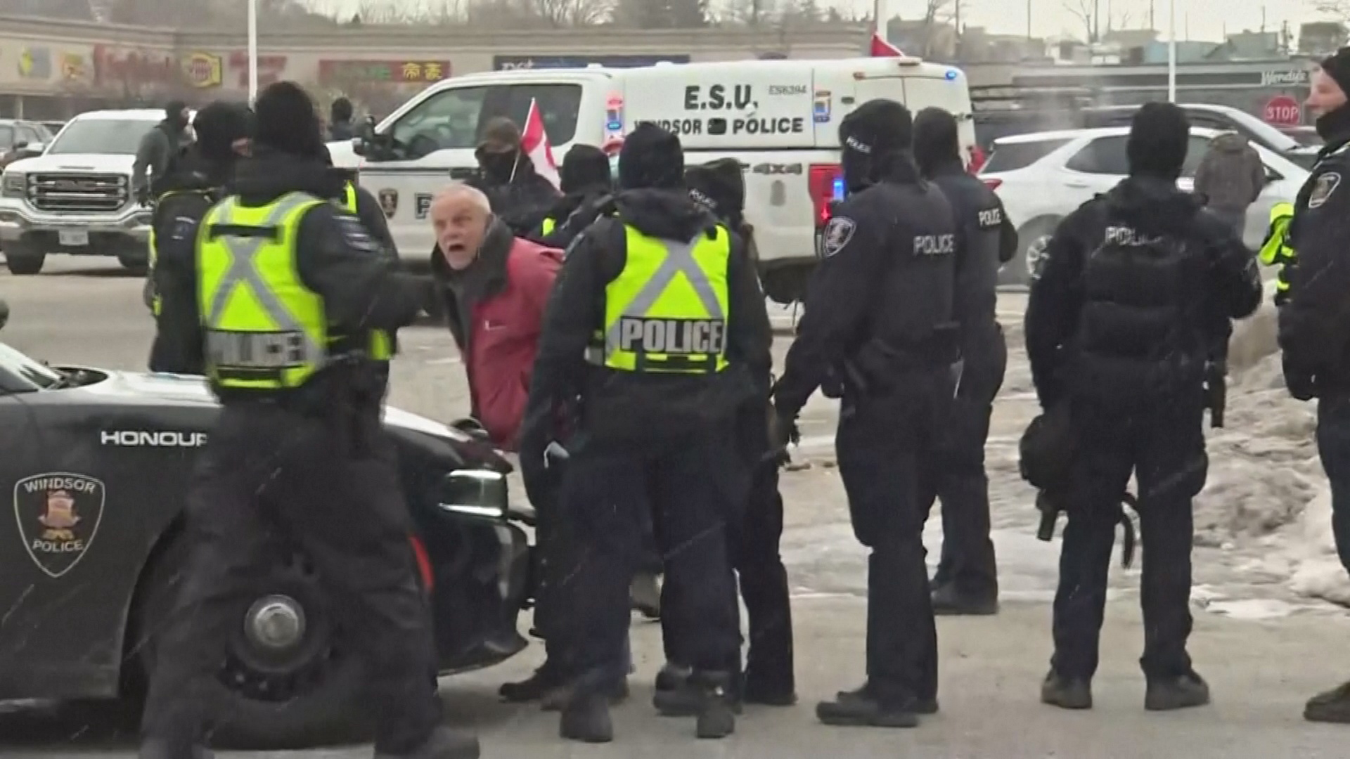 Протестующих дальнобойщиков в Канаде начали арестовывать