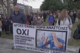 В Греции тысячи непривитых медиков потребовали допустить их к работе