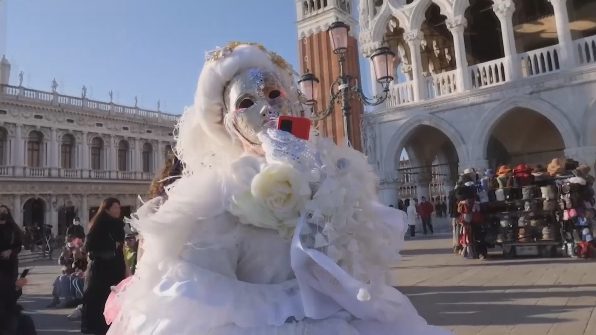 Парадом гондол открылся Венецианский карнавал