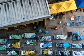 В Гонконге ставят больничные койки на тротуарах