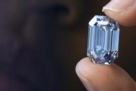 Редкие цвет, размер и огранка: за сколько продадут голубой бриллиант?