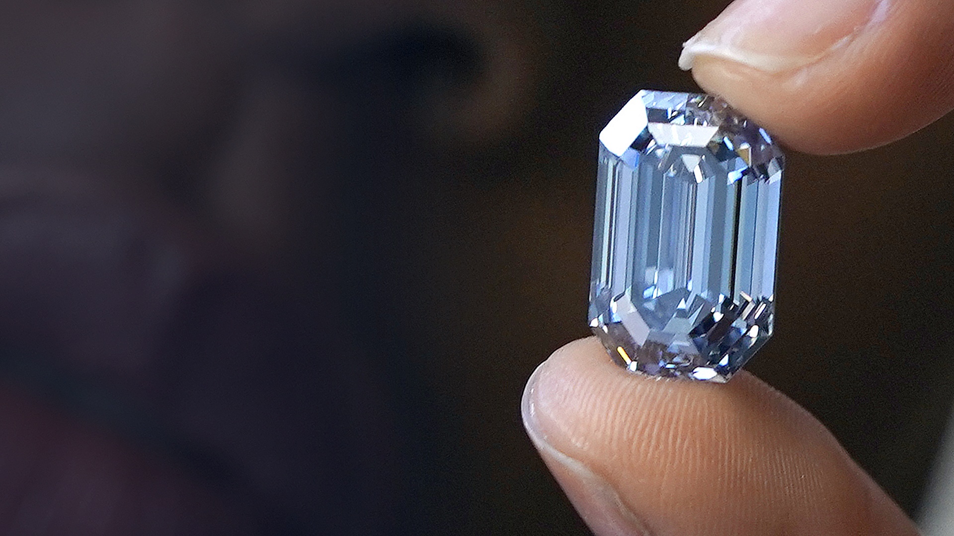 Редкие цвет, размер и огранка: за сколько продадут голубой бриллиант?