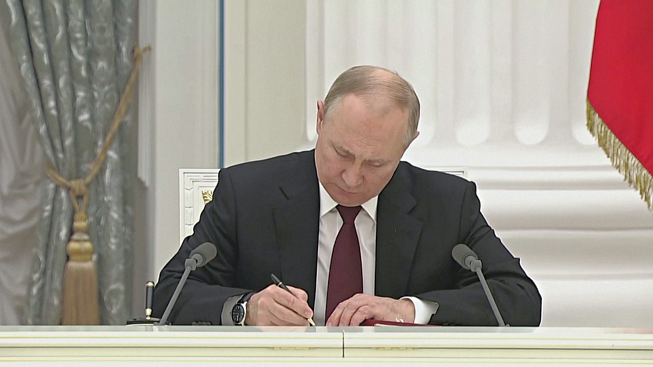 Путин признал независимость ДНР и ЛНР, Запад обещает санкции