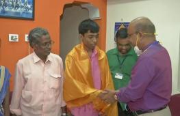 Юный индиец обыграл чемпиона мира по шахматам Магнуса Карлсена