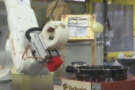Швейцарцы «научили» робота готовить фондю