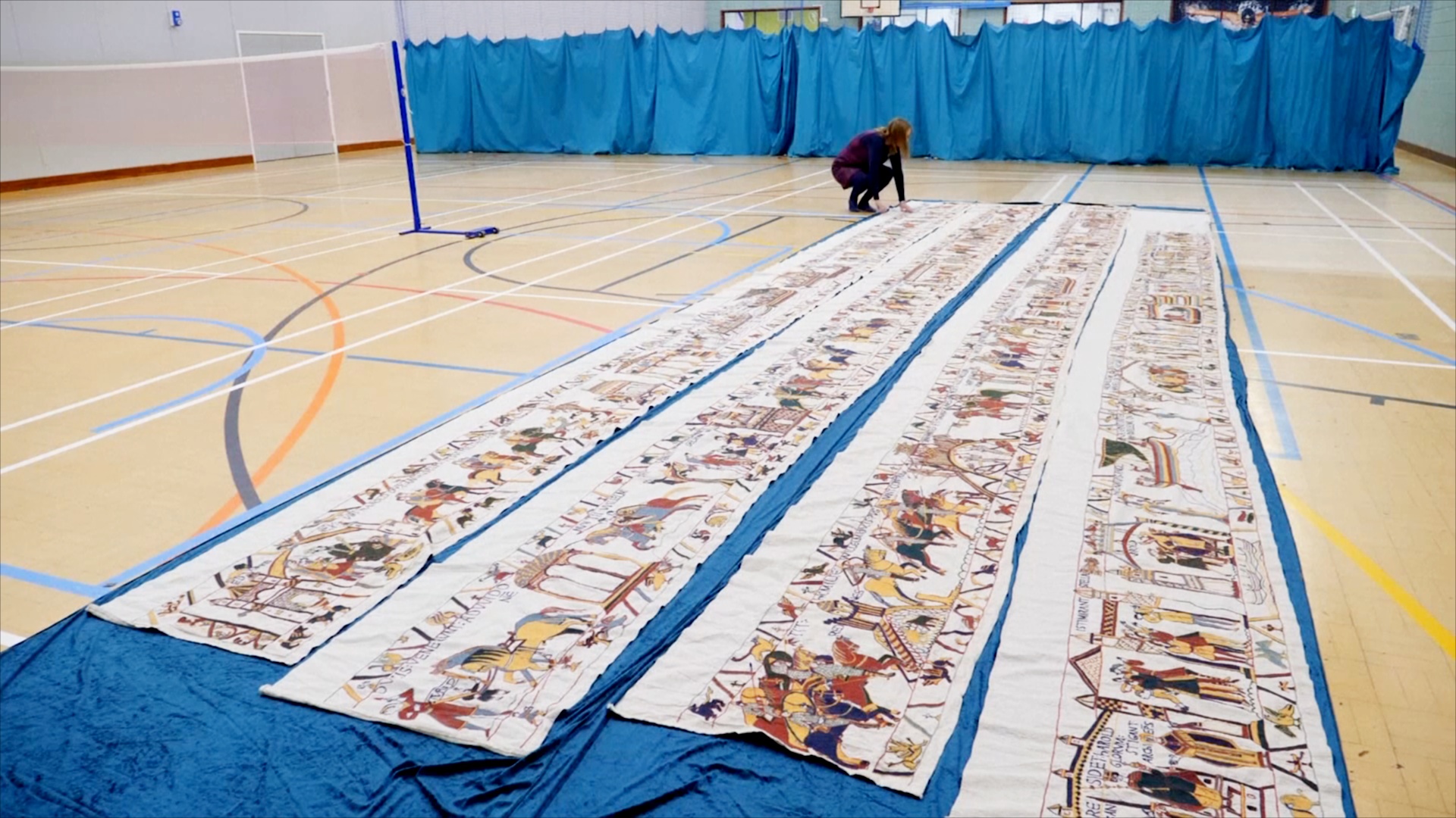 Шведка уже пять лет вышивает копию 70-метрового гобелена из Байё