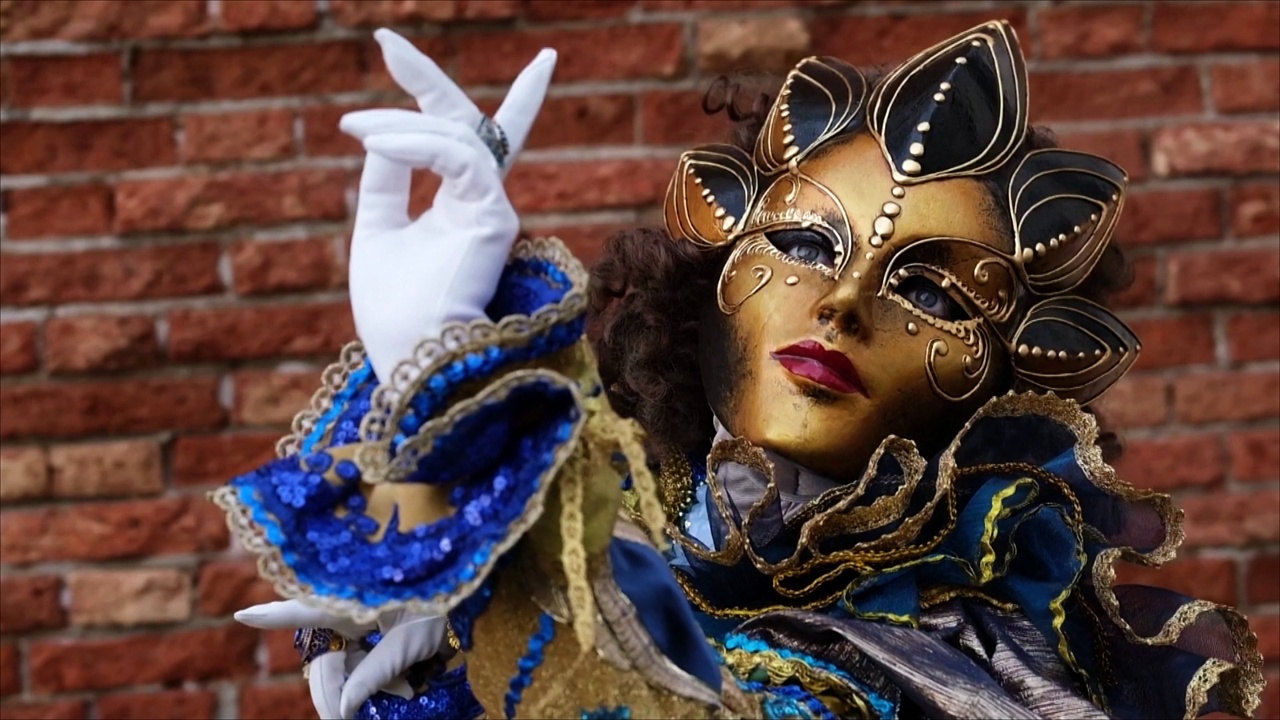 Венецианский карнавал: город на воде заполонили люди в масках