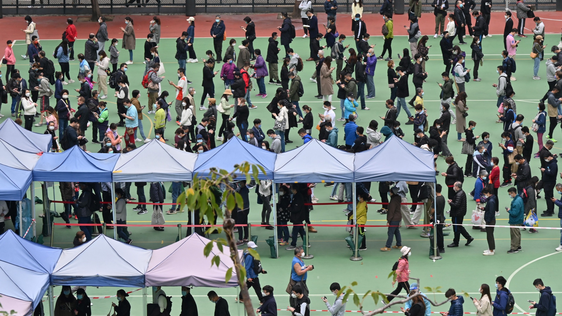 Протестировать всех: в Гонконге готовятся к обязательной проверке на COVID