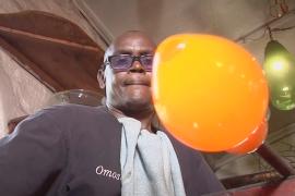 На кенийской фабрике учат выдуванию стекла