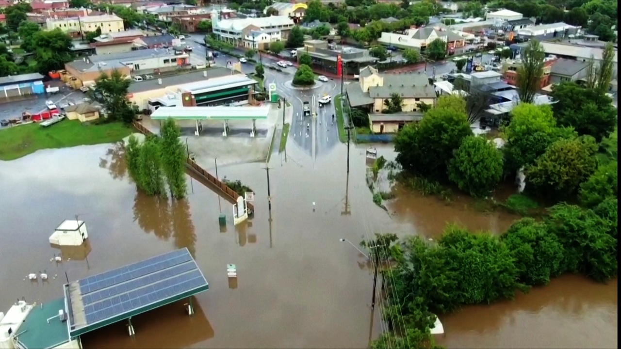 Десятки тысяч жителей Сиднея бежали от наводнения