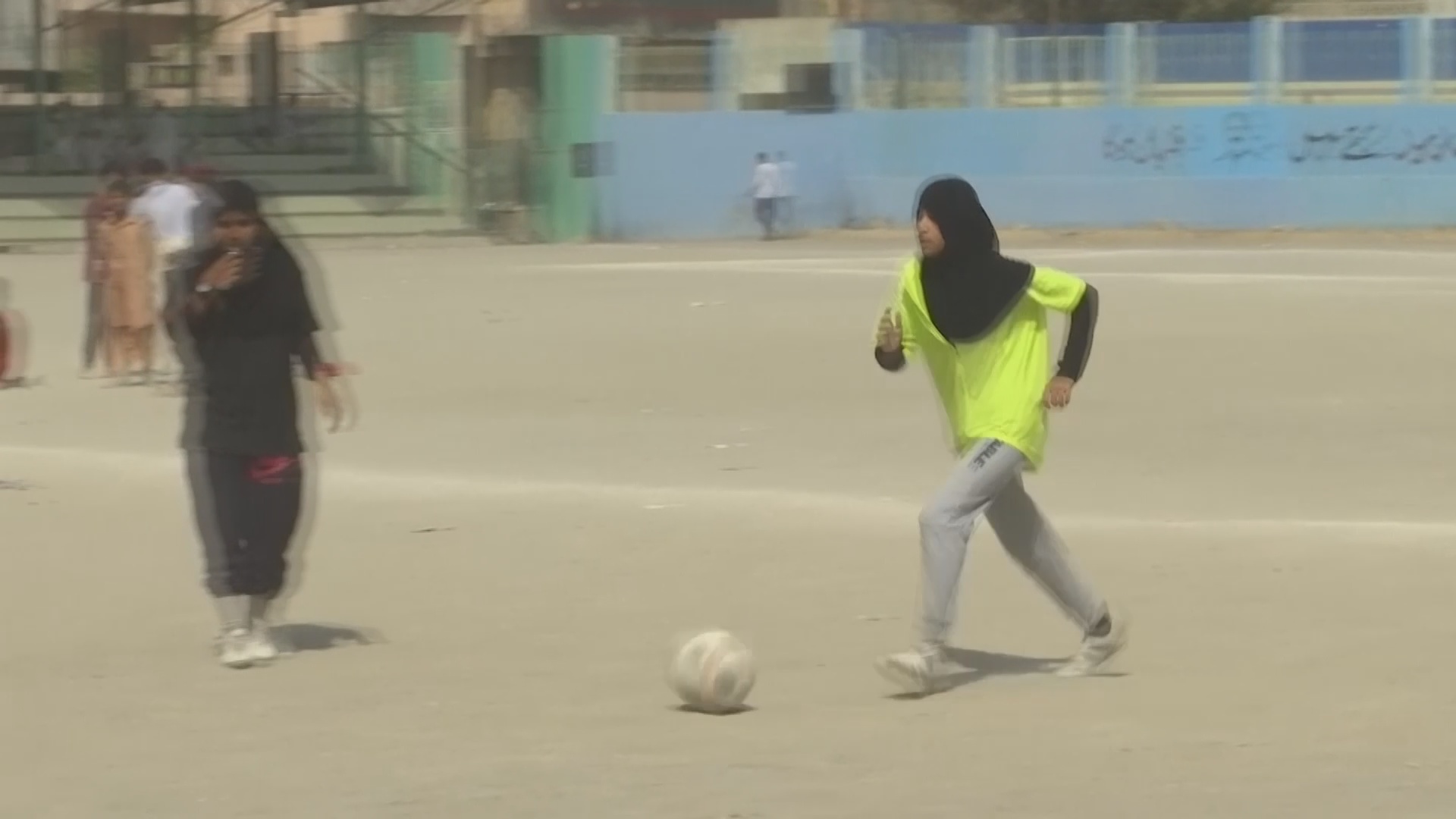 Юная футболистка в Пакистане вдохновляет сверстников