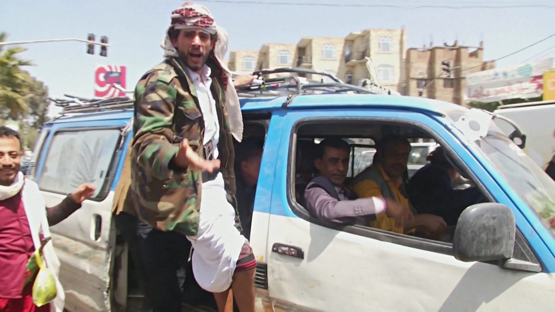 Ездят на крышах: Йемену грозит транспортный коллапс