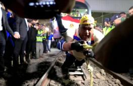 Готовится к рекорду: египтянин протащил 180-тонный поезд