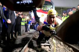 Готовится к рекорду: египтянин протащил 180-тонный поезд