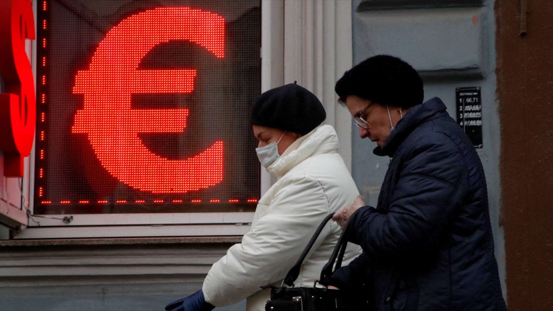 Центробанк России ограничил операции с наличной валютой