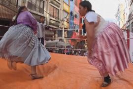 «Летающие чолиты» развлекают гостей уличного праздника в Боливии