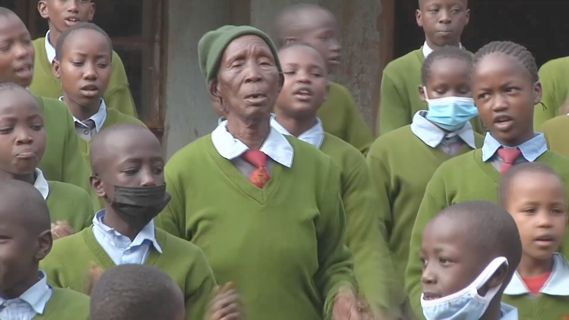 98-летняя кенийка уже шестой год учится в школе