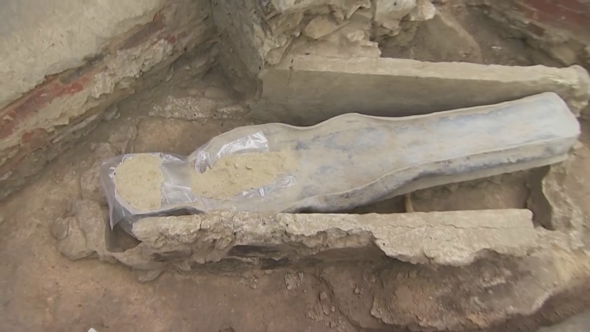 Древний саркофаг нашли под собором Парижской Богоматери