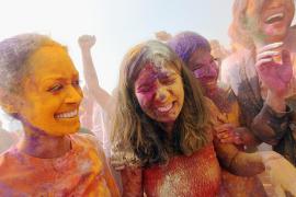 Фестиваль красок «Холи» празднуют в Индии