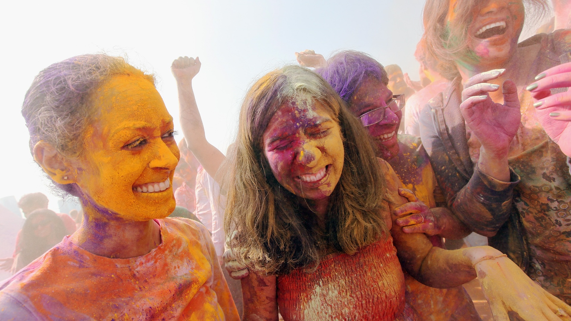 Фестиваль красок «Холи» празднуют в Индии