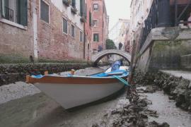 По каналам Венеции почти не проплыть