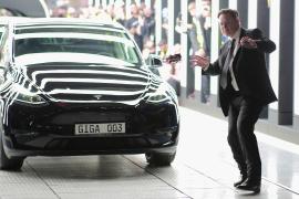 Танцующий Илон Маск передал водителям первые Tesla, сделанные в Европе