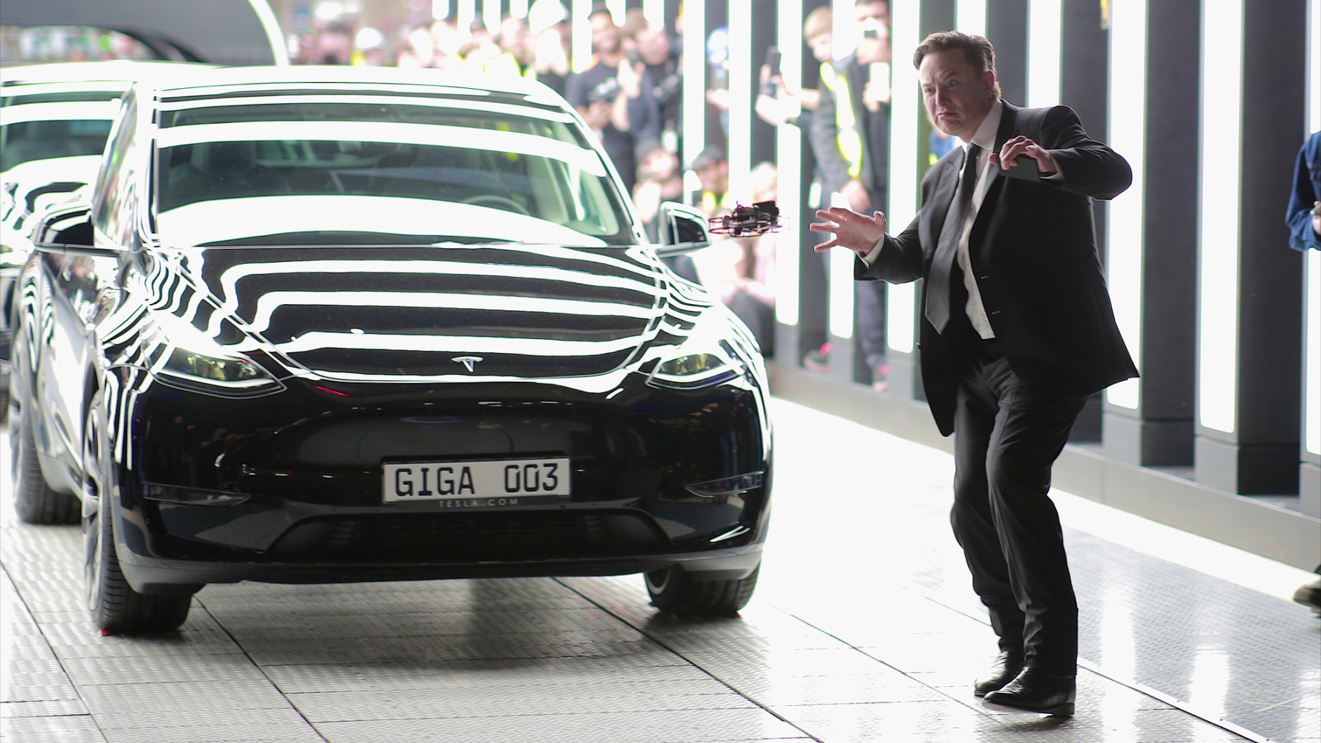 Танцующий Илон Маск передал водителям первые Tesla, сделанные в Европе