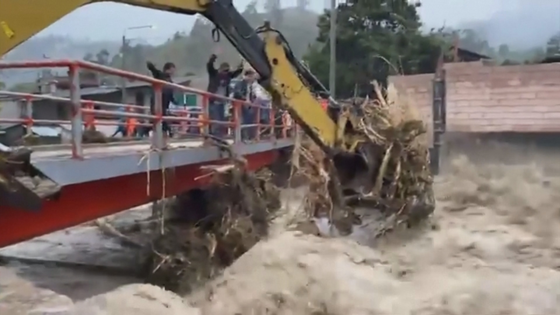 Наводнение в Перу: людей спасают экскаватором