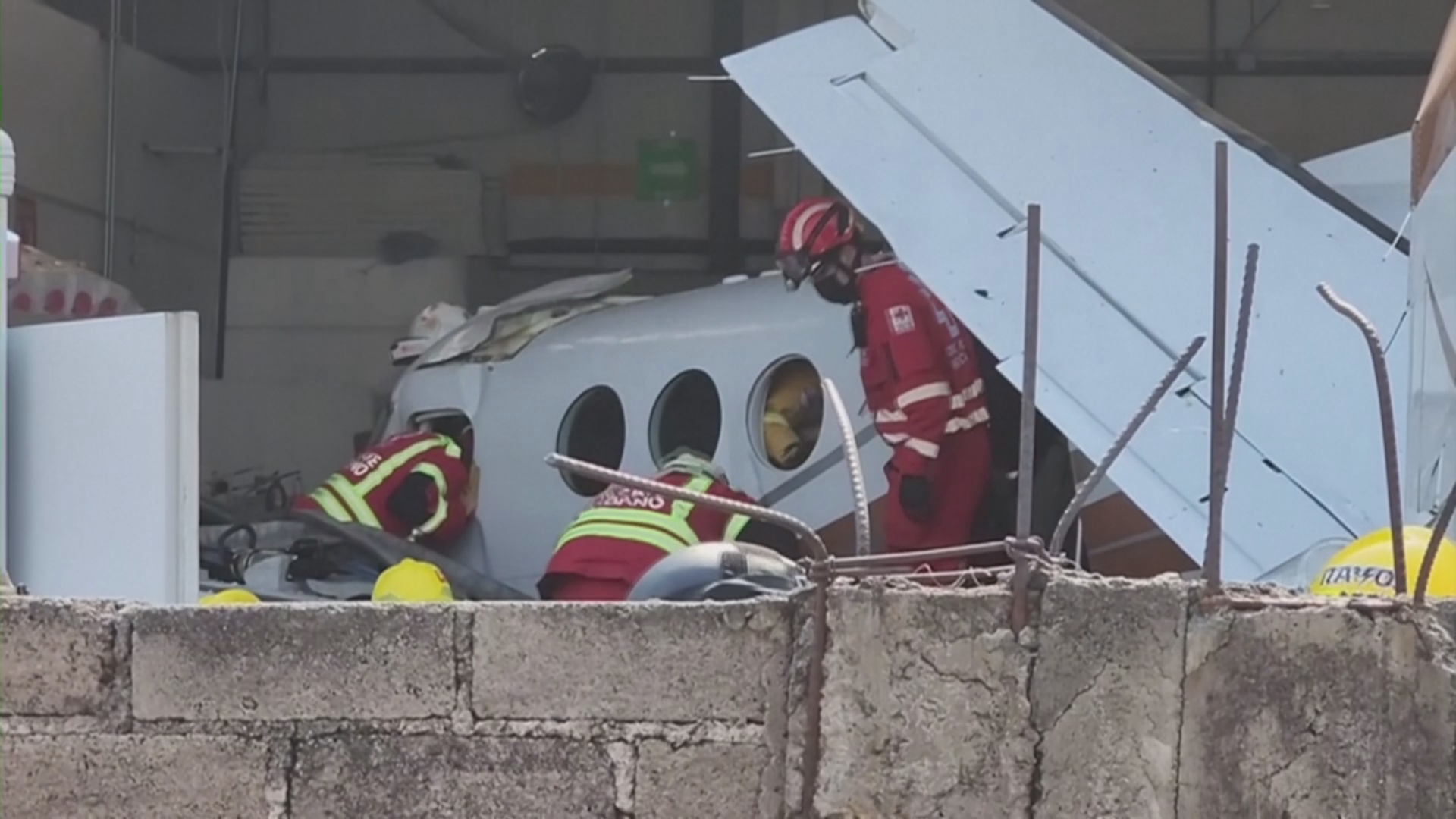 Самолёт упал на супермаркет в Мексике, есть жертвы
