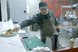 Первый в России: в Петербурге открылся ресторан, где работают бездомные
