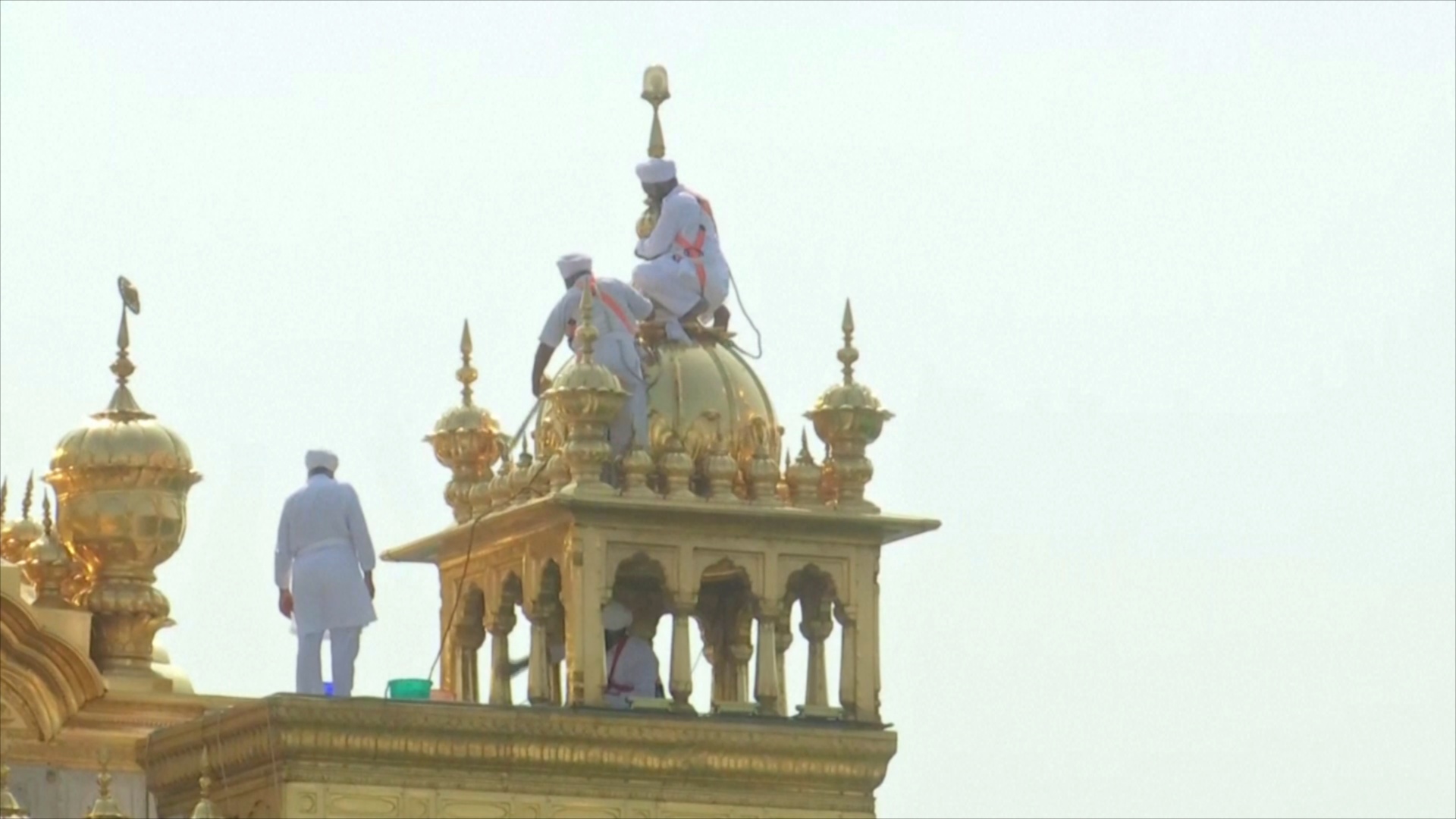 Британские волонтёры очищают «Золотой храм» в Индии
