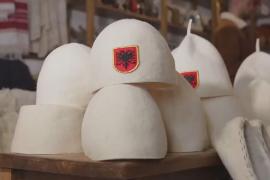 Албанская семья хранит традицию изготовления национальных шапочек