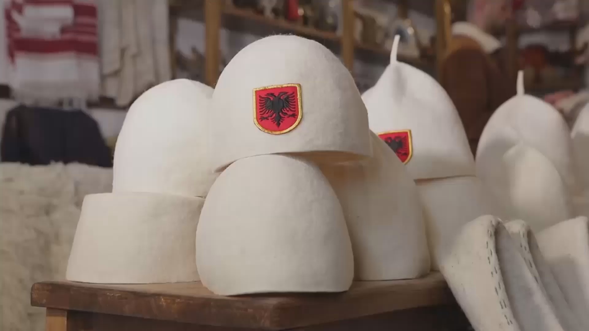 Албанская семья хранит традицию изготовления национальных шапочек