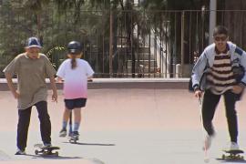 Полуслепые скейтбордисты: братья-подростки не бросают своё хобби