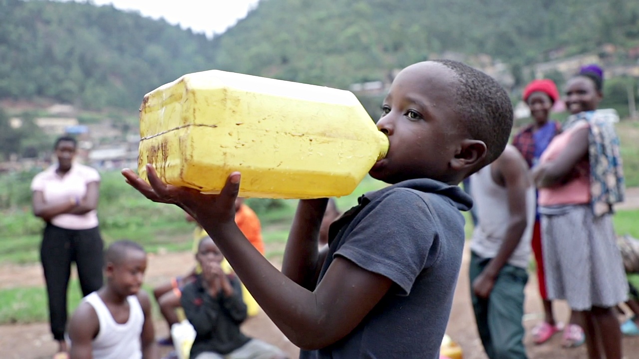 Бедные жители Руанды получают чистую воду из подземных вод
