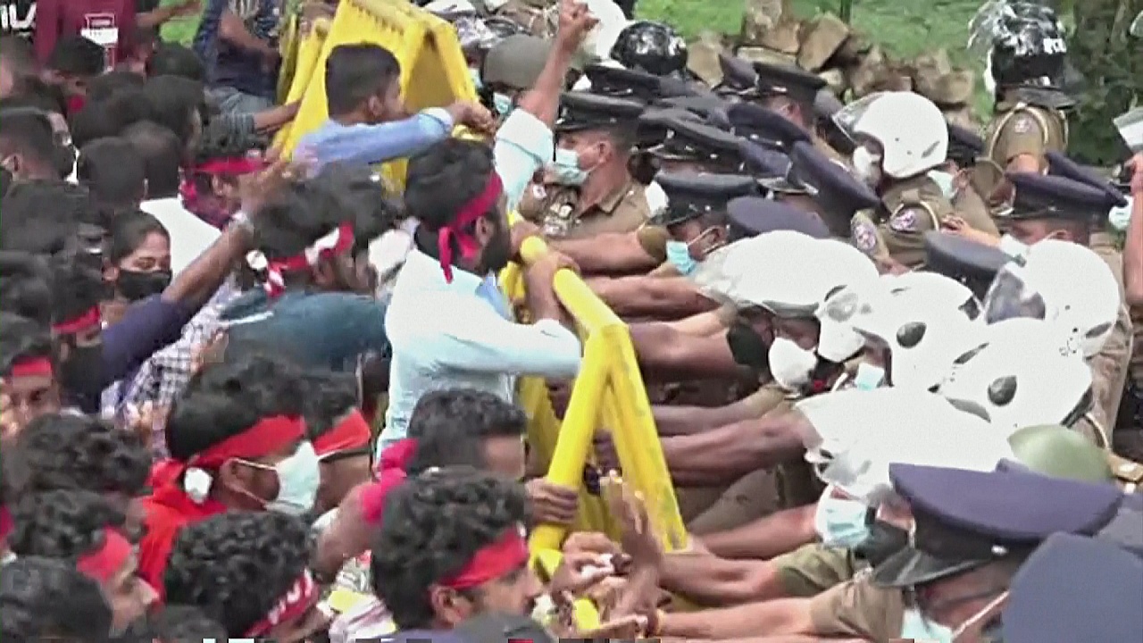 Протесты на Шри-Ланке: люди требуют отставки семейного клана