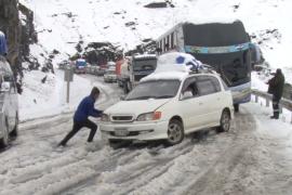 Снегопад вызвал хаос на дорогах в Боливии