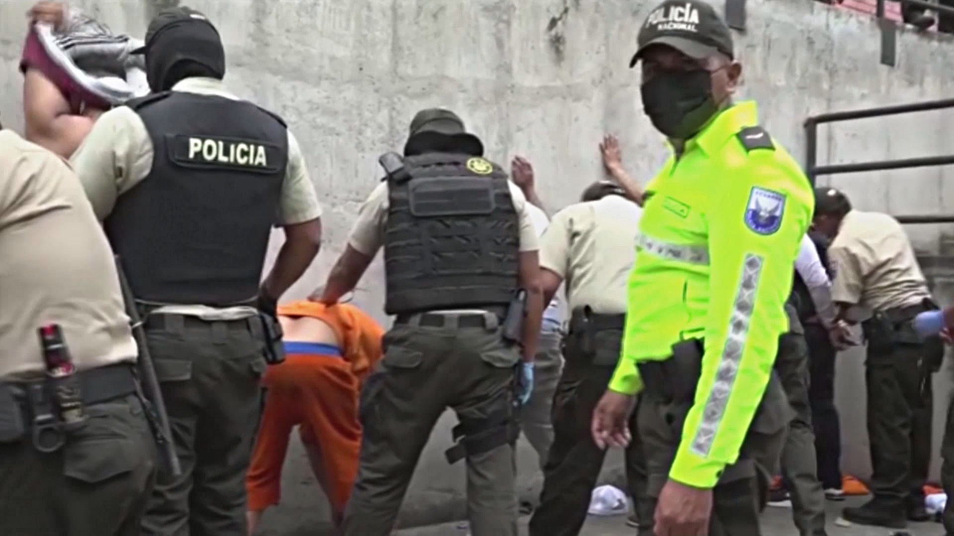 Власти Эквадора вернули контроль над тюрьмой, где вспыхнуло насилие