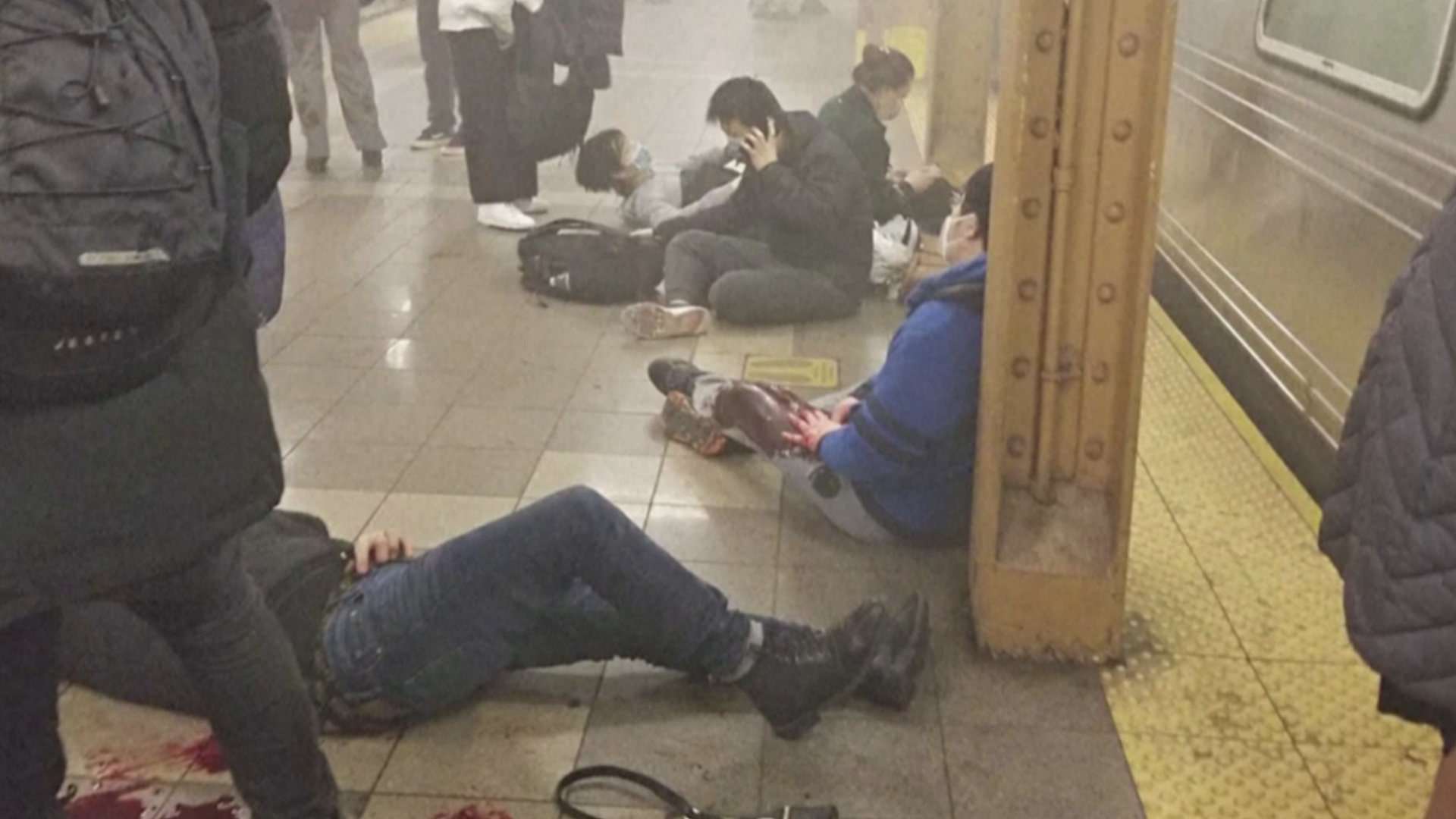 Человека, который открыл огонь в метро Нью-Йорка, до сих пор ищут