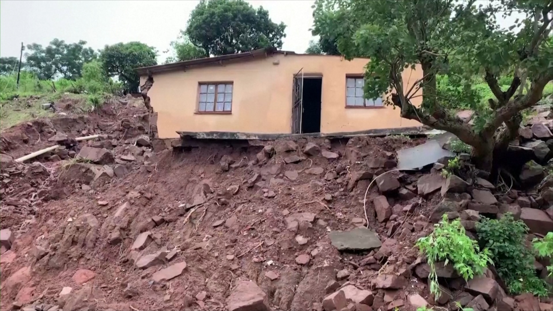 В ЮАР в результате наводнения погибло не менее 260 человек